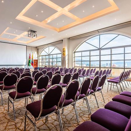 Hotel Dann Carlton بوكارامانغا المظهر الخارجي الصورة Meeting room