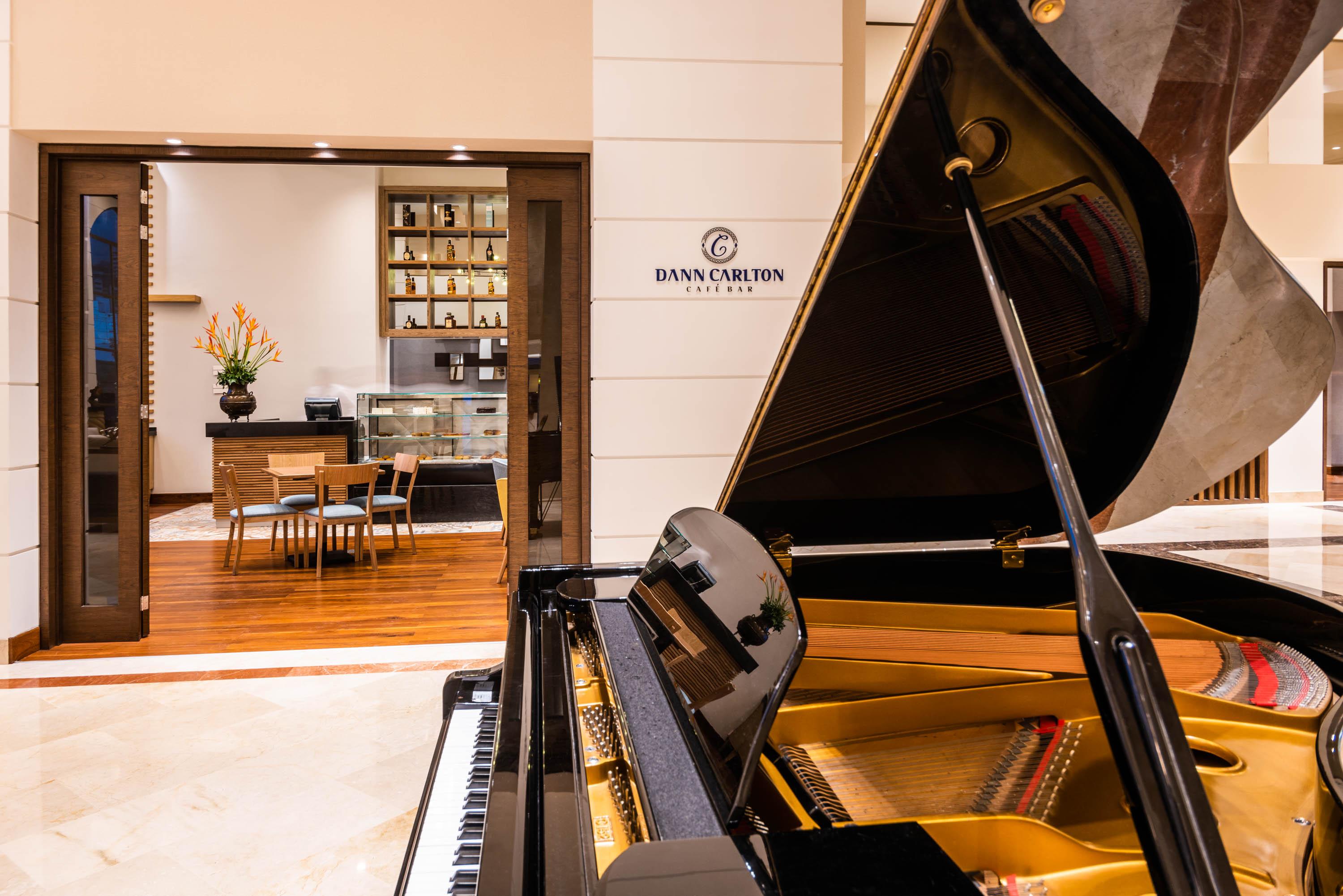 Hotel Dann Carlton بوكارامانغا المظهر الخارجي الصورة Dan's Cafe