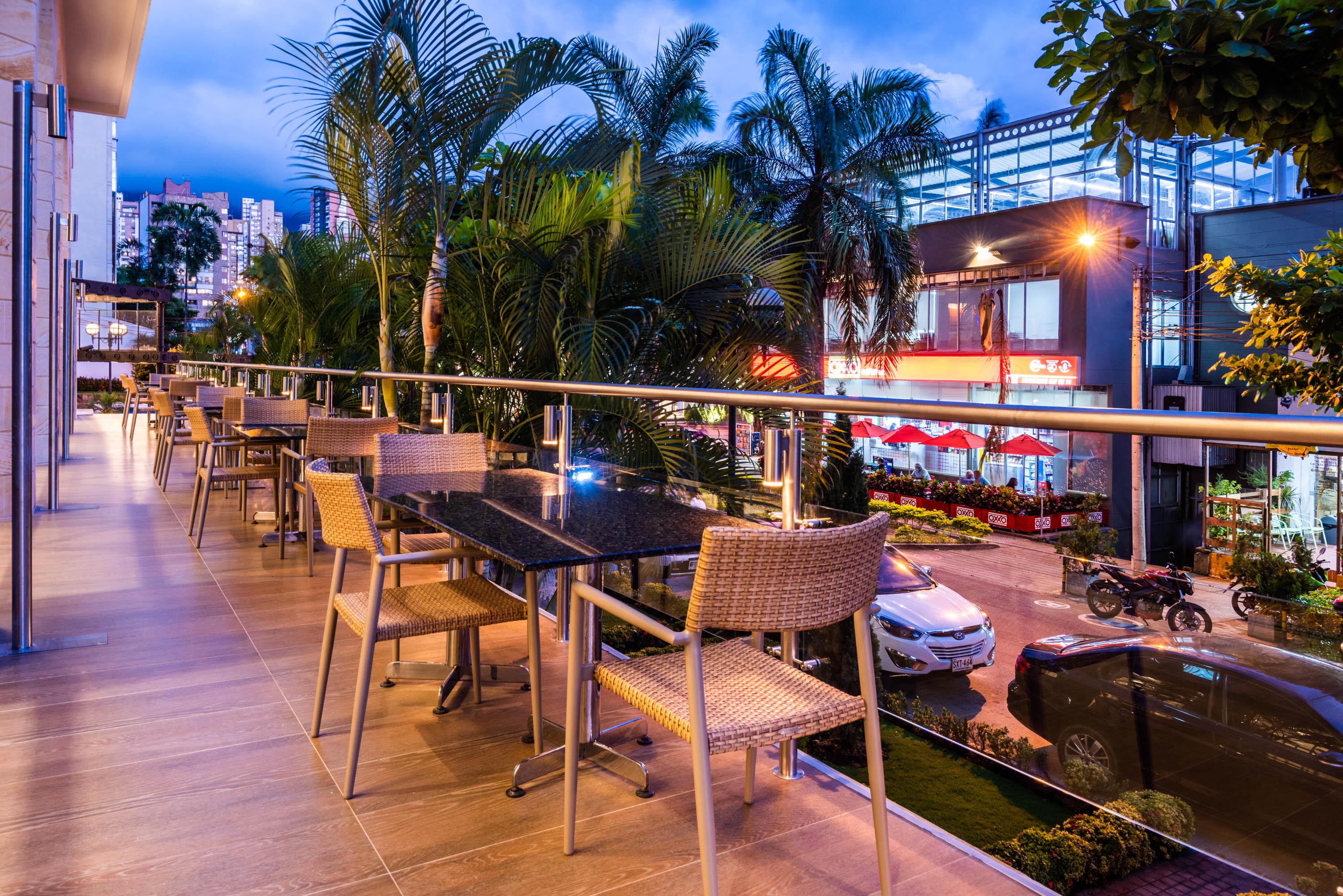 Hotel Dann Carlton بوكارامانغا المظهر الخارجي الصورة The outdoor terrace at the hotel