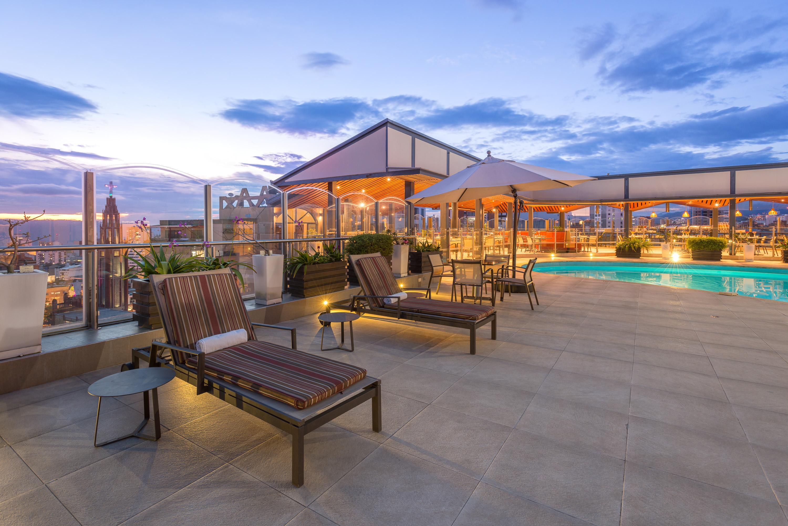 Hotel Dann Carlton بوكارامانغا المظهر الخارجي الصورة Rooftop pool at the Four Seasons Hotel, Bogotá