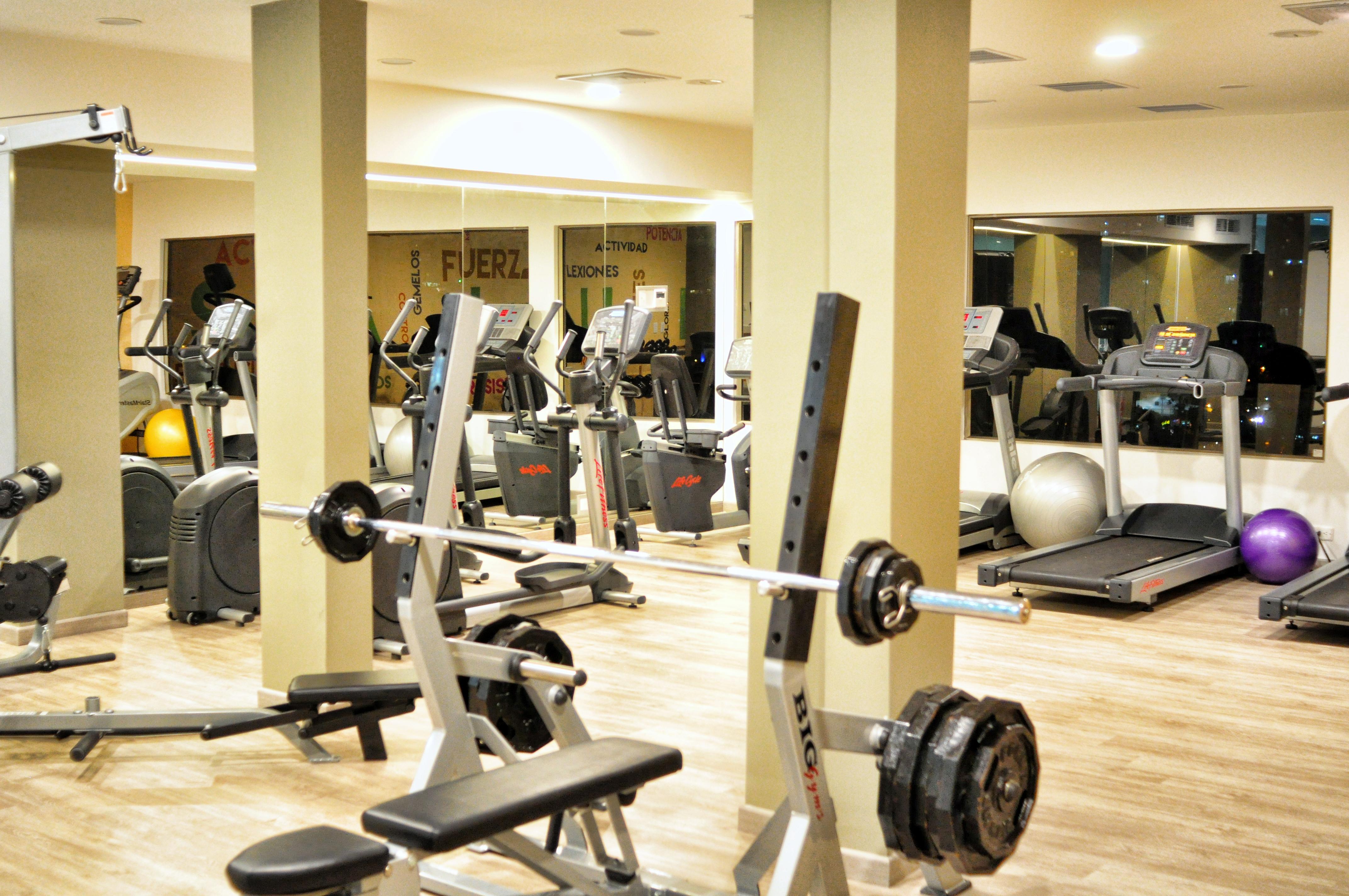 Hotel Dann Carlton بوكارامانغا المظهر الخارجي الصورة The gym at the hotel
