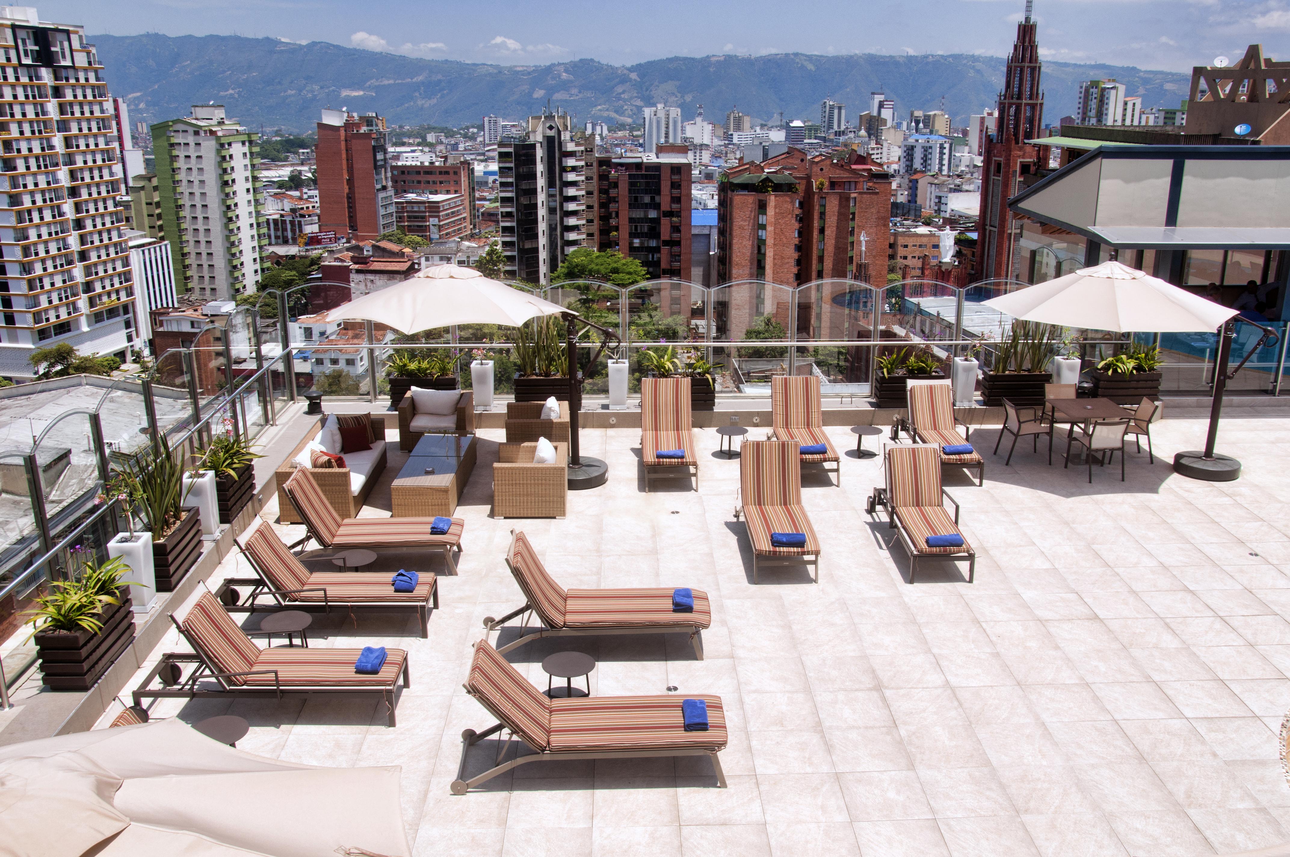 Hotel Dann Carlton بوكارامانغا المظهر الخارجي الصورة Rooftop pool at the Four Seasons Hotel Bogotá
