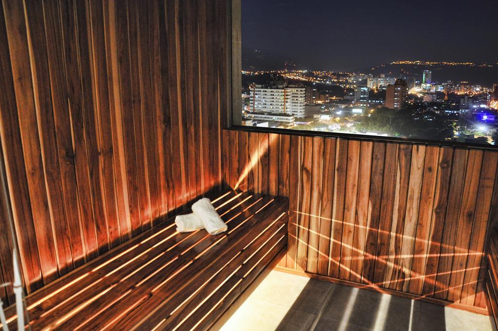 Hotel Dann Carlton بوكارامانغا المظهر الخارجي الصورة A balcony in a hotel
