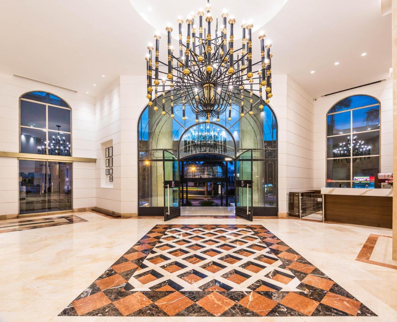 Hotel Dann Carlton بوكارامانغا المظهر الخارجي الصورة Lobby